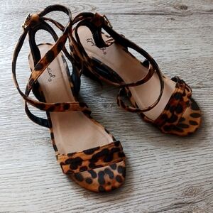 EUC Qupid Ladies Size 7 Animal Print Ankle Strap Sandals